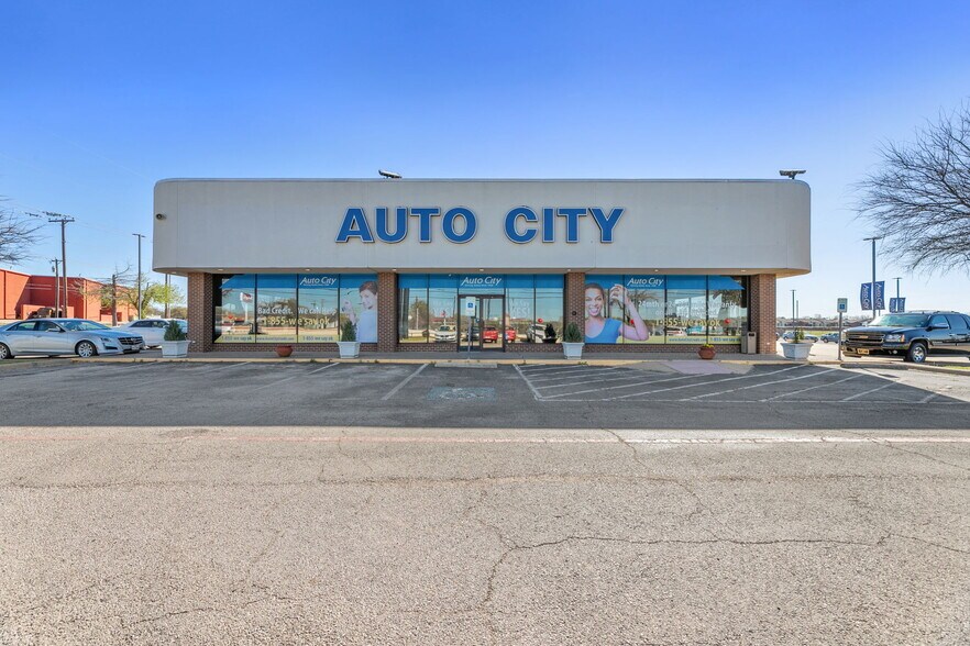 More Photos Of 940 N I-35 E, Lancaster Auto Dealership For Lease