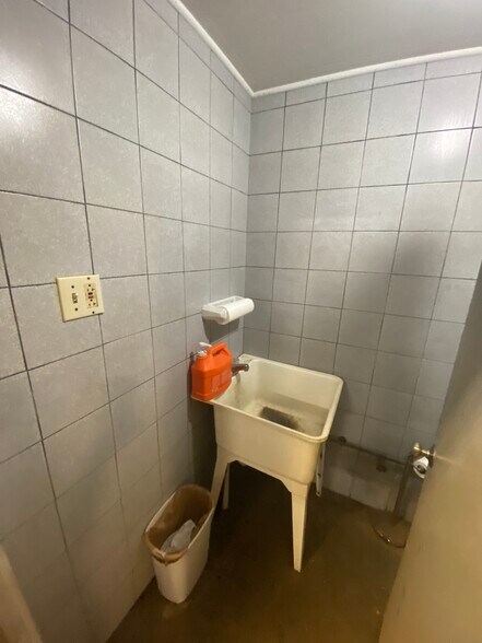 More Photos Of 668 Hollis Rd, Hollis Center Warehouse For Sale