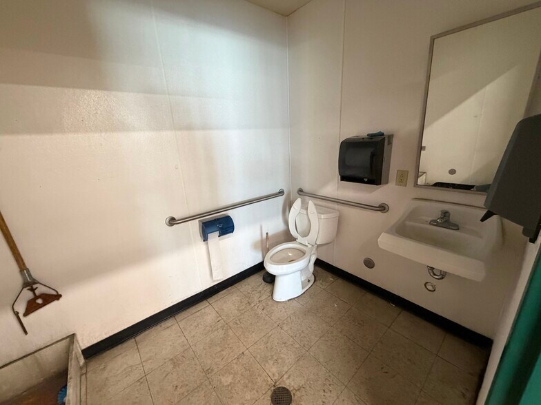 More Photos Of 2020 E Locust St, Davenport Freestanding For Sale