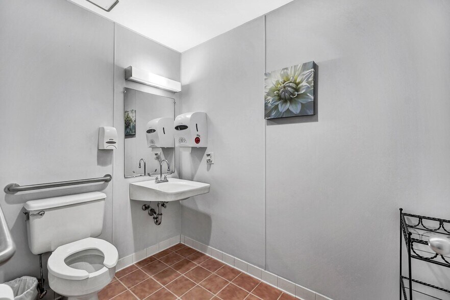 More Photos Of 3630 Hill Blvd, Yorktown Medical For Sale