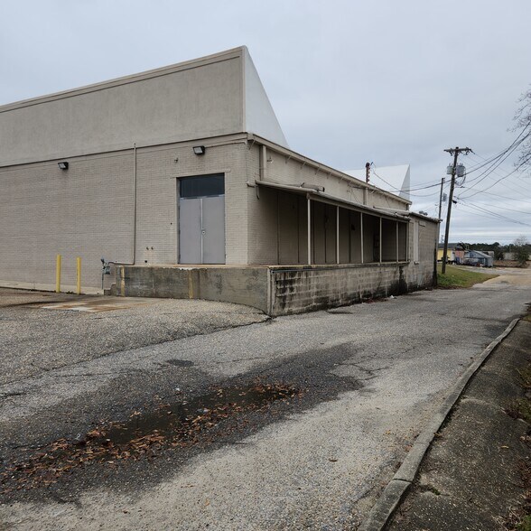 More Photos Of 101 W Cumming Ave, Opp Freestanding For Lease