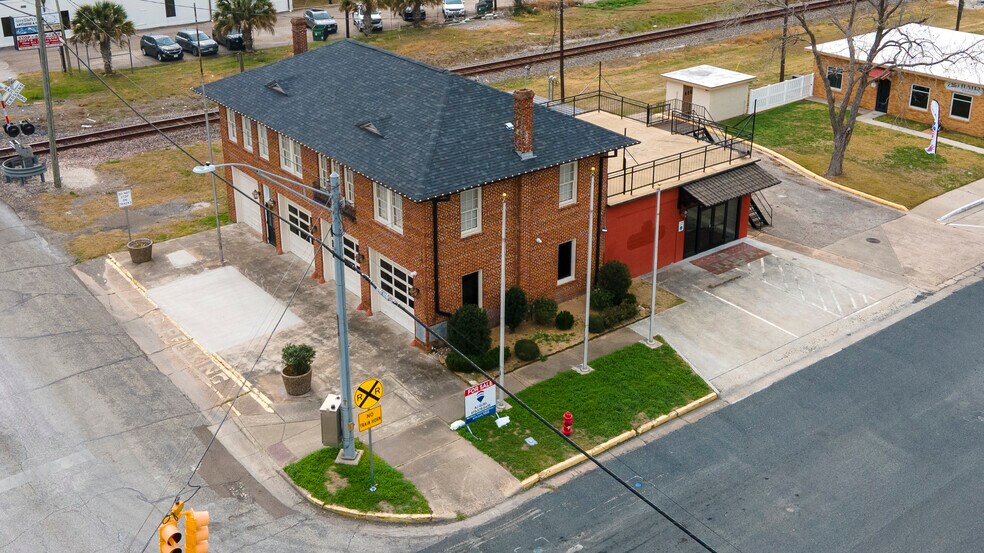 More Photos Of 1 N Mechanic St, El Campo Office For Lease