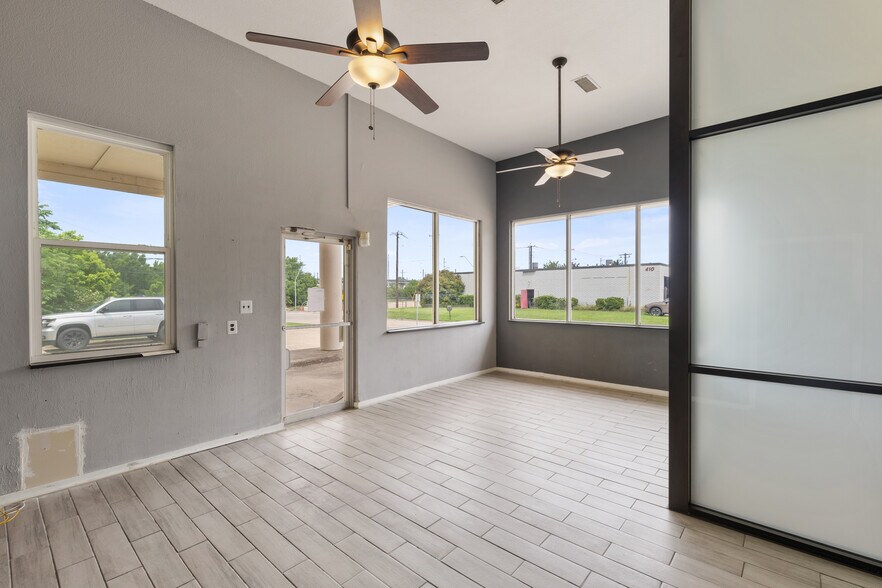 More Photos Of 310 Gautney St, Garland Light Manufacturing For Sale