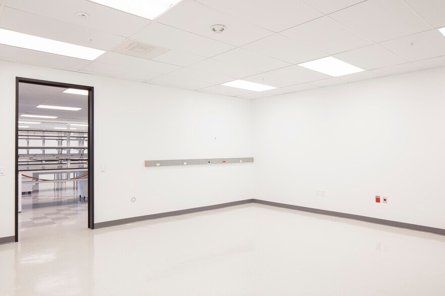 More Photos Of 1900 Alameda De Las Pulgas, San Mateo Research And Development For Lease