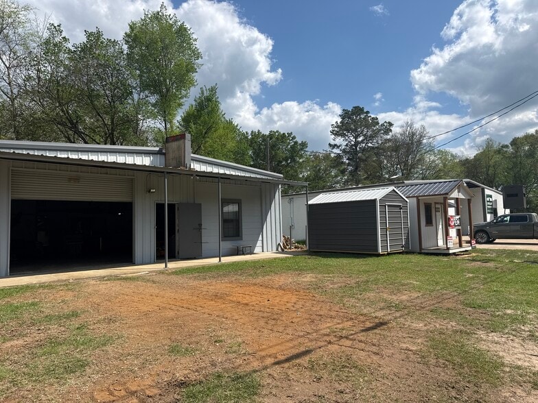 Primary Photo Of 8212 N State Highway 19, Trinity Showroom For Lease