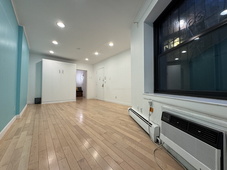 More Photos Of 165 W 95th St, New York Apartments For Lease