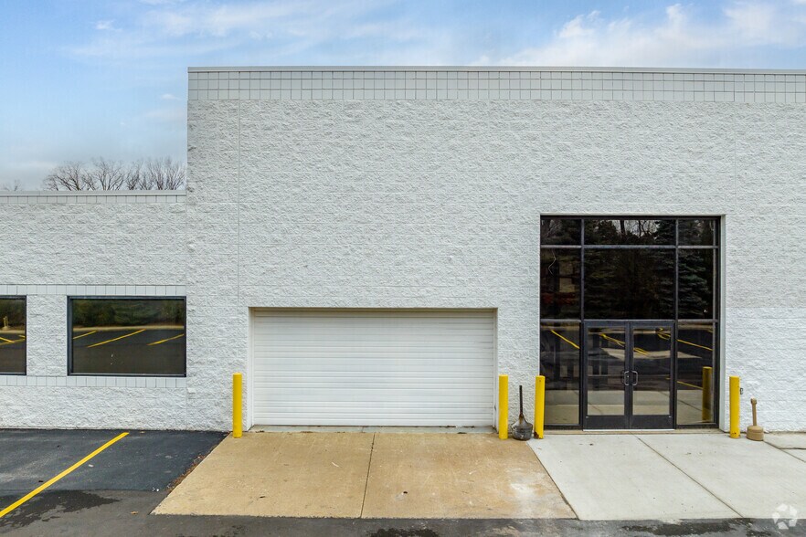 More Photos Of 6115-6123 E Thirteen Mile Rd, Warren Warehouse For Lease