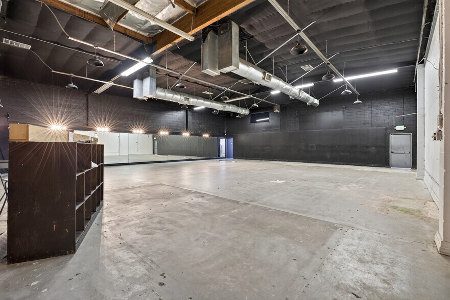 More Photos Of 11105 Weddington St, North Hollywood Service For Lease