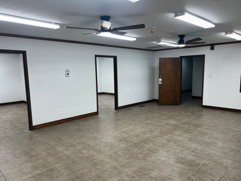 More Photos Of 1103 E Maguire Rd, Noble Light Manufacturing For Sale