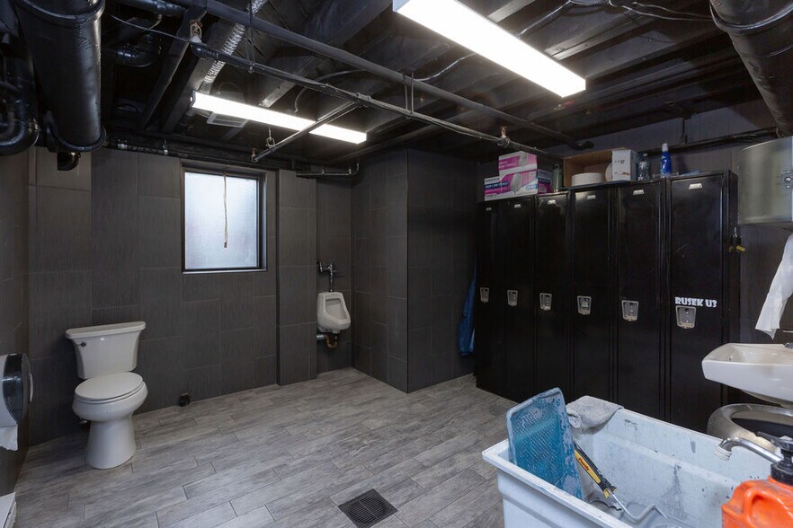 More Photos Of 925 Saw Mill River Rd, Yonkers Manufacturing For Lease