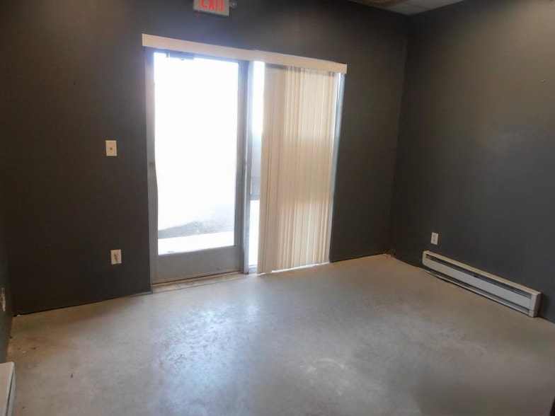 More Photos Of 9930 Express Dr, Highland Warehouse For Lease