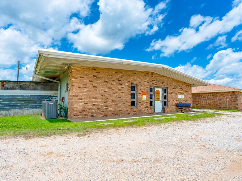 More Photos Of 1853 S Broadway St, Coalgate Flex For Sale