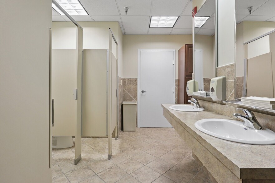 More Photos Of 339 Buschs Frontage Rd, Annapolis Medical For Lease