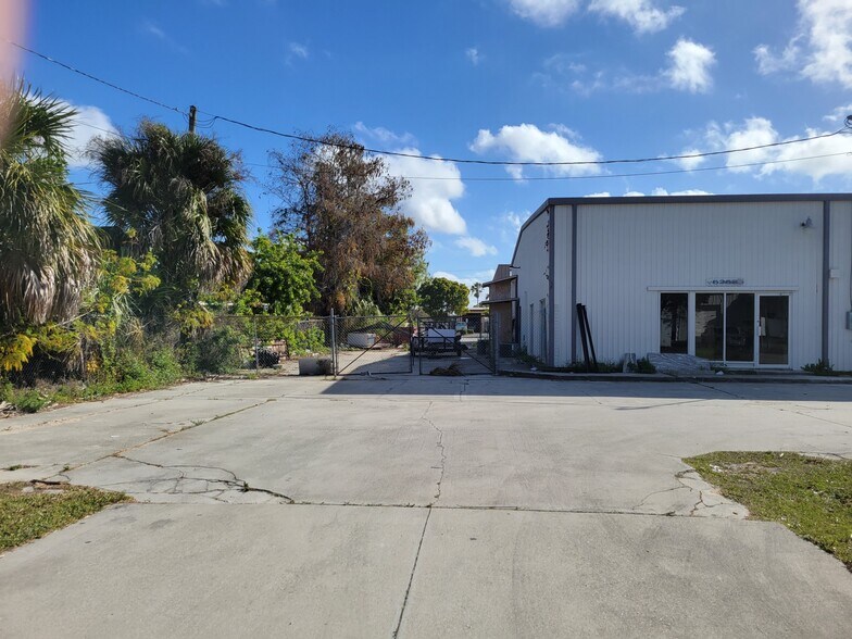 More Photos Of 6266 Janes Ln, Naples Manufacturing For Lease