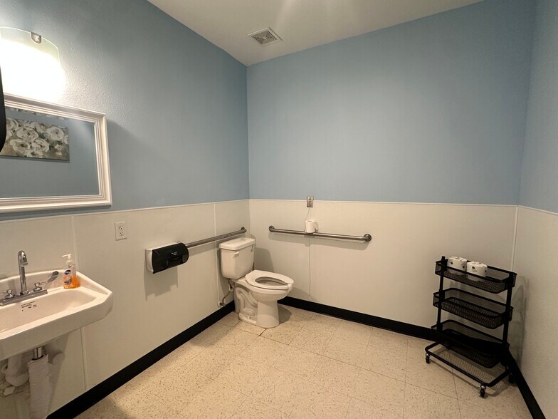 More Photos Of 200 W College Ave, Devine Medical For Sale