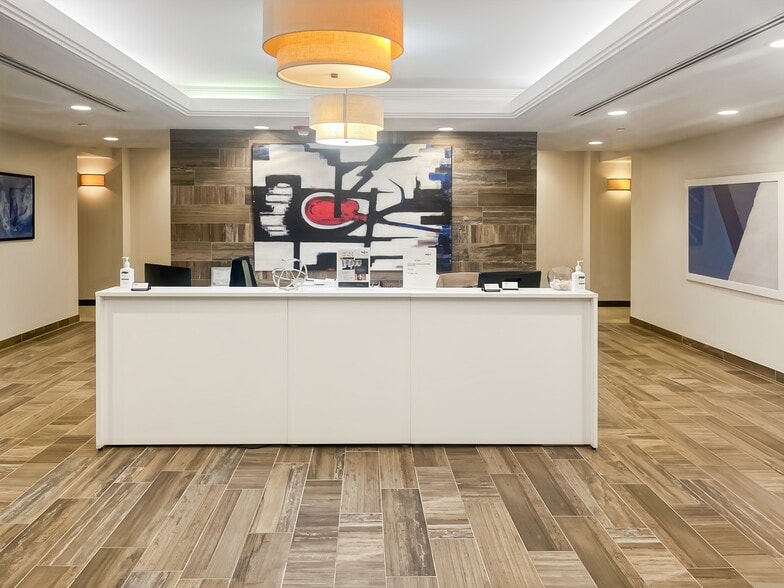 More Photos Of 125 S Wacker Dr, Chicago Coworking Space