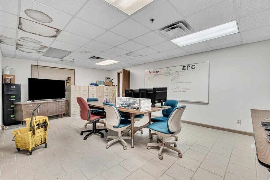 More Photos Of 202 1st St S, Kalona Manufacturing For Sale
