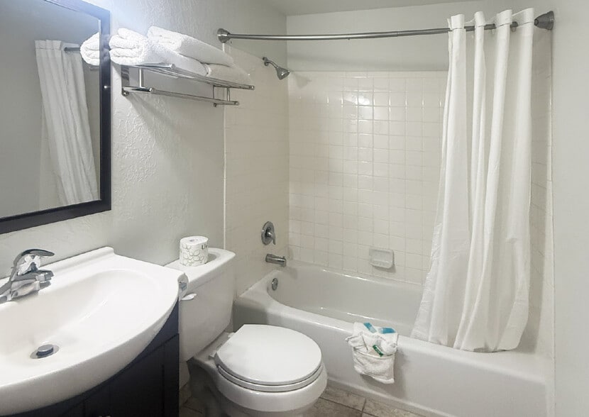 More Photos Of 2383 Route 66, Santa Rosa Hotel For Sale