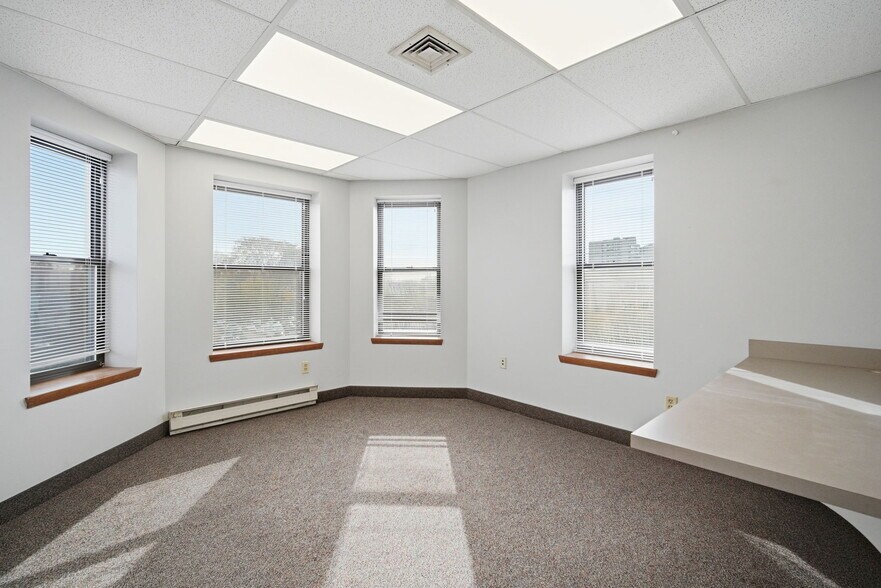 More Photos Of 222 Carew St, Springfield Medical For Lease