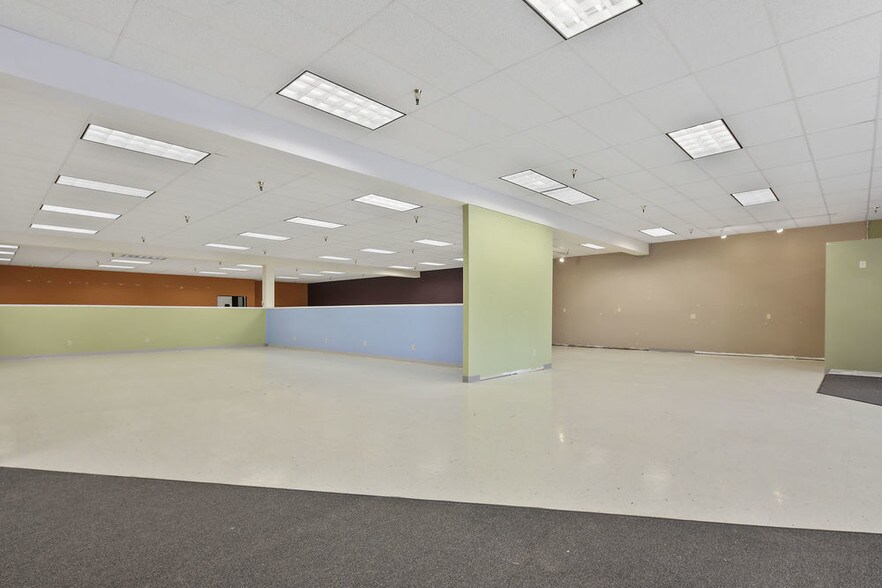 More Photos Of 110-114 S Rum River Dr, Princeton General Retail For Lease