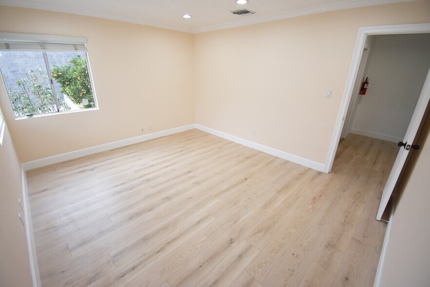 More Photos Of 3847 Foothill Blvd, La Crescenta Freestanding For Lease