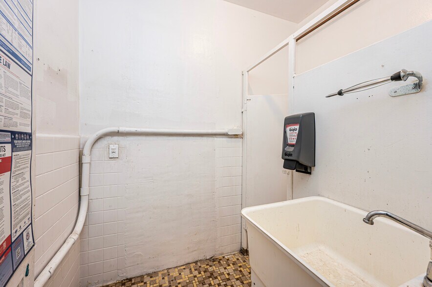 More Photos Of 305 Division St, Jeannette Distribution For Sale