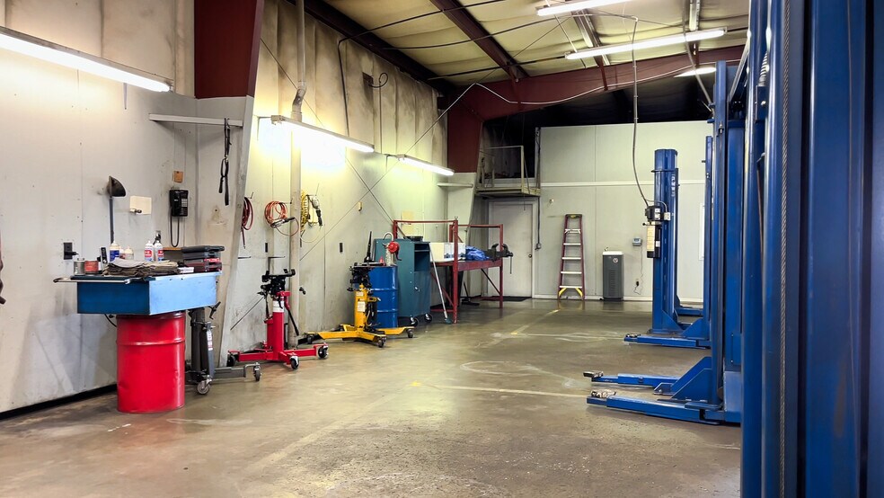More Photos Of 302 6th, Decatur Industrial For Lease