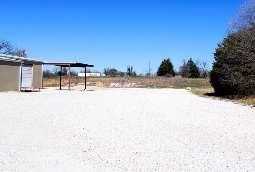 More Photos Of 1810 Barnett Dr, Weatherford Warehouse For Lease