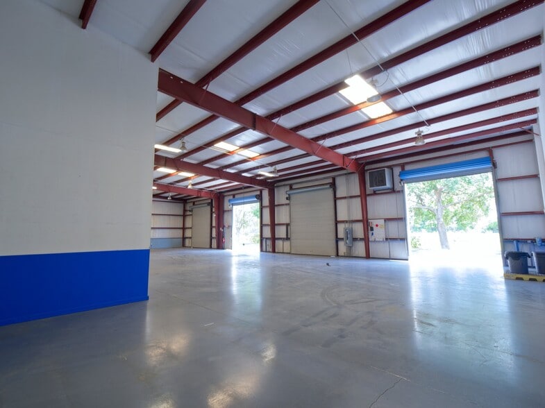 More Photos Of 402 Chairman Ct, DeBary Warehouse For Lease