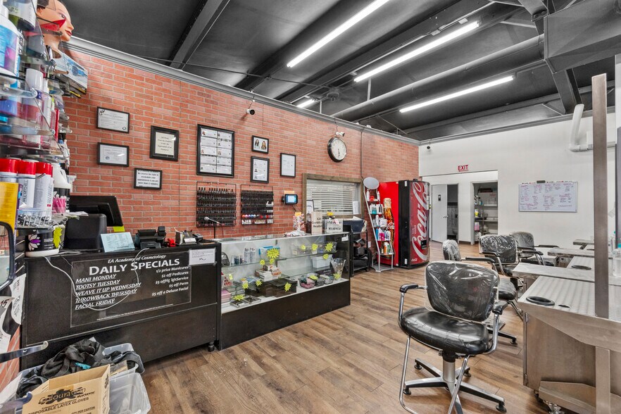 More Photos Of 1550 W Thatcher Blvd, Safford Loft Creative Space For Sale
