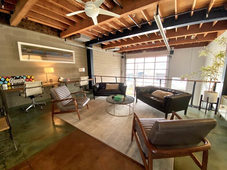 More Photos Of 2114 Narcissus Ct, Venice Office For Lease
