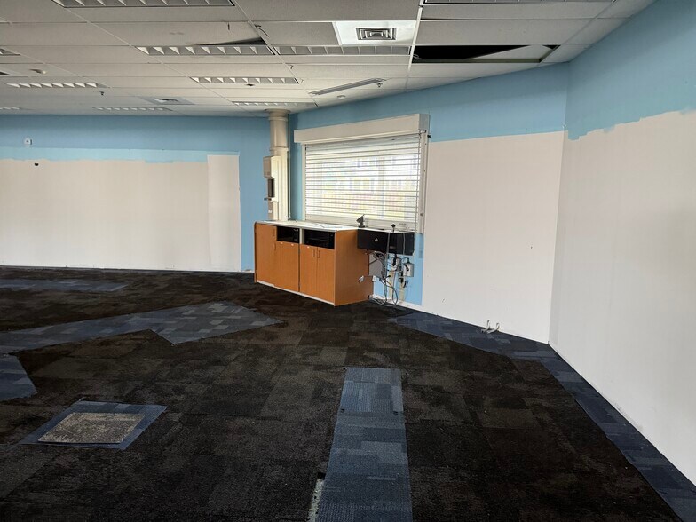 More Photos Of 1301 N State Rd, Flora Drugstore For Lease