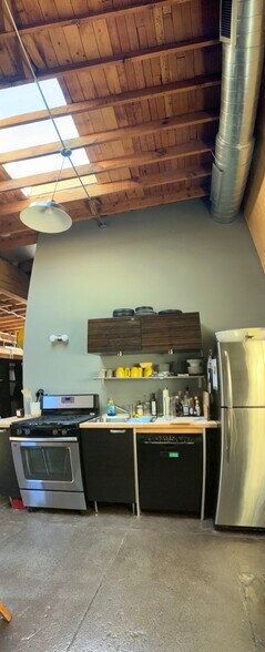 More Photos Of 716 W 34th St, Minneapolis Storefront Retail Office For Lease