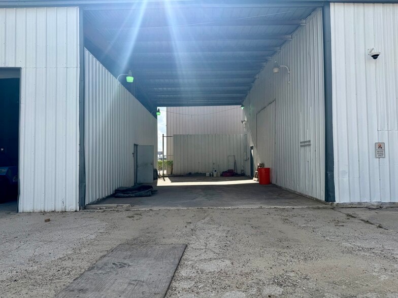 More Photos Of 7410 Leopard St, Corpus Christi Warehouse For Sale