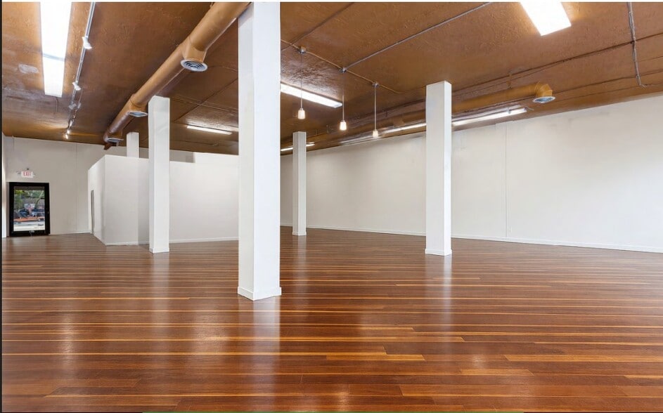 Primary Photo Of 7222 Biscayne Blvd, Miami Storefront For Lease