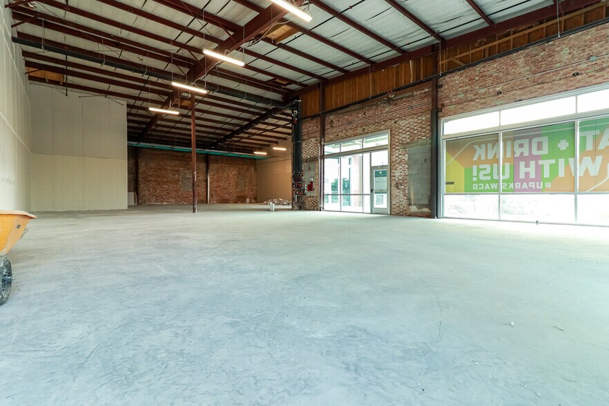 More Photos Of 300 S 2nd St, Waco General Retail For Lease