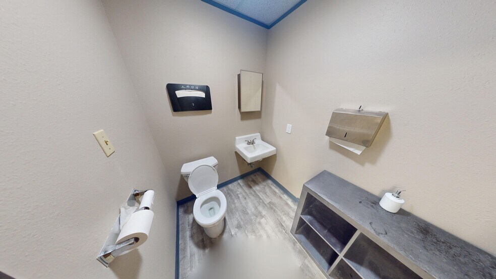 More Photos Of 9776 Whithorn Dr, Houston Showroom For Lease