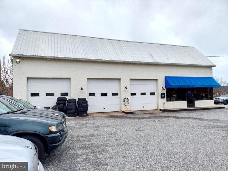 Primary Photo Of 120 E Market St, Hallam Auto Repair For Sale
