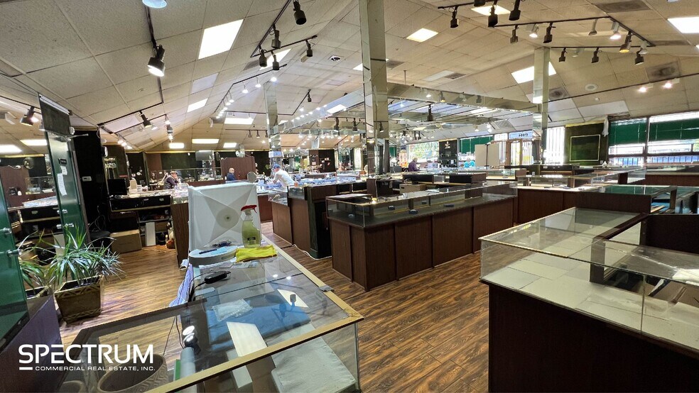 More Photos Of 17648-17656 Ventura Blvd, Encino Unknown For Lease