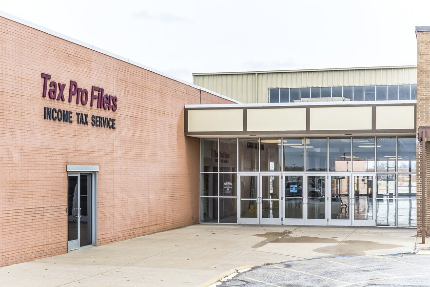More Photos Of 1357 S Main, Adrian General Retail For Lease