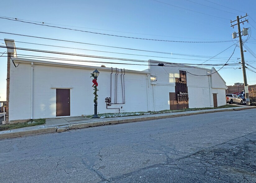 More Photos Of 33224 Grand River Ave, Farmington Freestanding For Lease