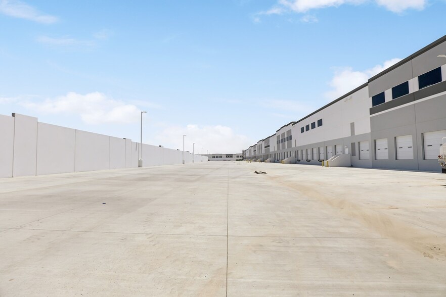 More Photos Of 3600 Redlands Ave, Perris Distribution For Lease