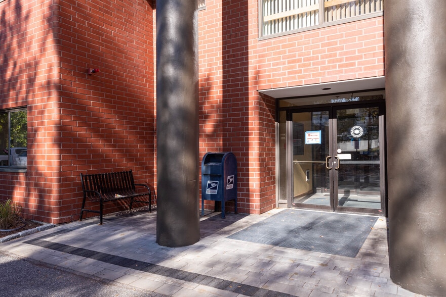 More Photos Of 39 Cross St, Peabody Medical For Lease