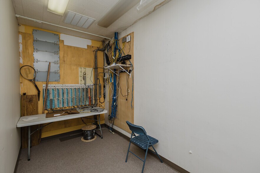 More Photos Of 724 N Main St, Newton Storefront For Sale