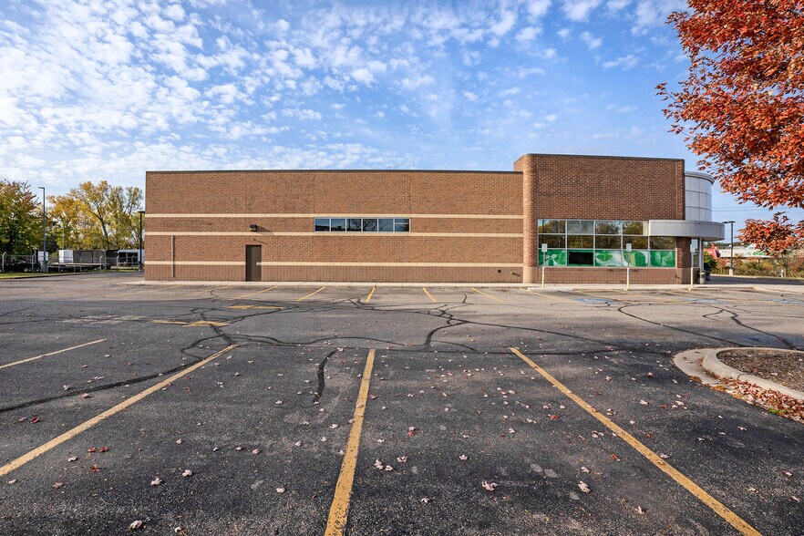 More Photos Of 3273 W Huron St, Waterford Drugstore For Lease