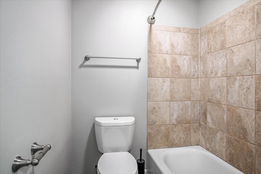 More Photos Of 126 Walton Ferry Rd, Hendersonville Apartments For Sale