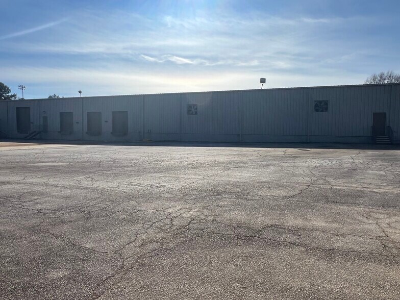 More Photos Of 1 Leggett Rd, Social Circle Warehouse For Lease
