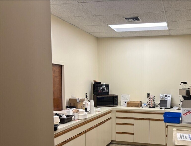 More Photos Of 58 Old Quaker Ln, West Warwick Office For Sale