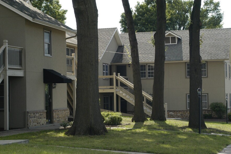 More Photos Of 8015 Shawnee Mission Pky, Merriam Office For Lease