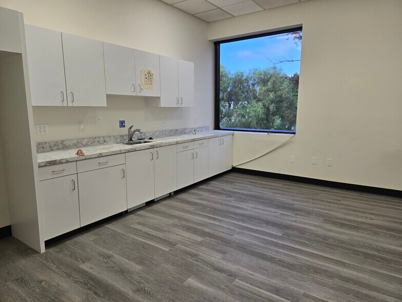 More Photos Of 21540-21622 Plummer St, Chatsworth Office For Lease
